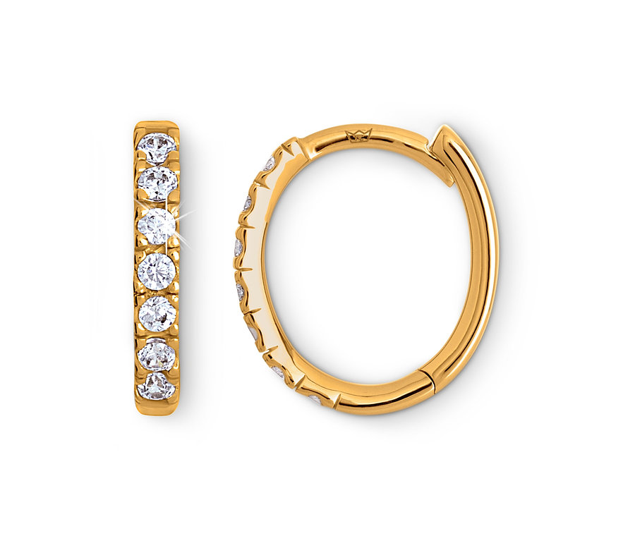 Deux boucles d'oreilles dorées avec des pierres claires.