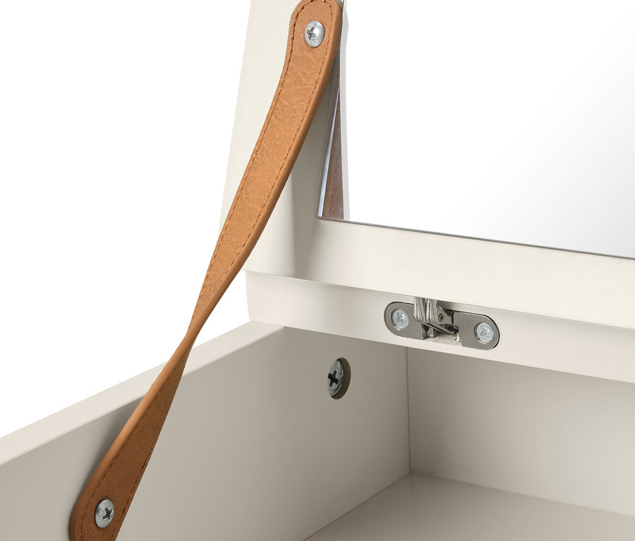 Détail de la commode »LEEG« avec 4 tiroirs et miroir.