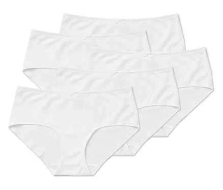 Quatre culottes blanches pour femmes.