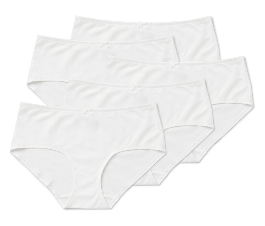 Quatre culottes blanches pour femmes.