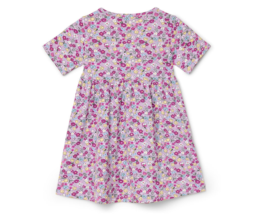 Robe lilas à manches courtes avec un imprimé floral.