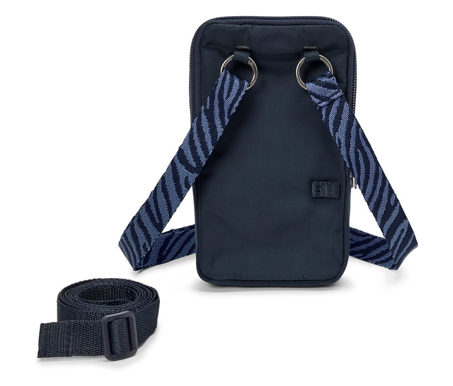 Un sac à main bleu avec une bandoulière posé sur un fond blanc.