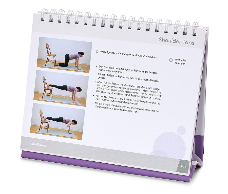 Un manuel de fitness ouvert montre une femme faisant des shoulder taps avec une chaise sur un tapis.