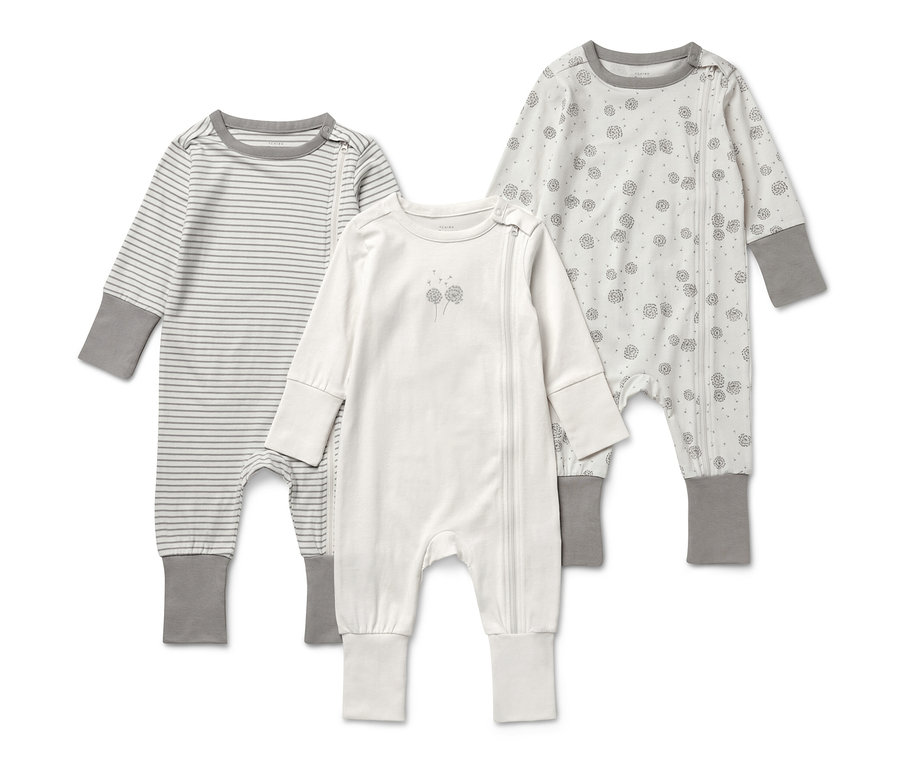 Trois pyjamas à manches longues pour bébé en blanc, gris et à motifs.