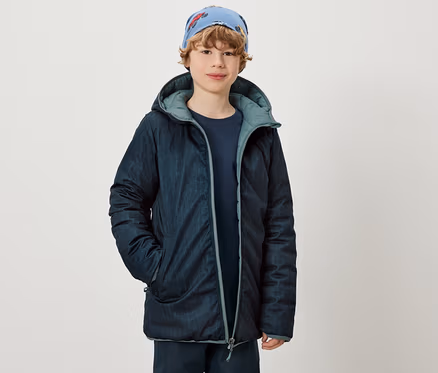 Garçon portant une veste softshell et matelassée 2 en 1 pour enfants.