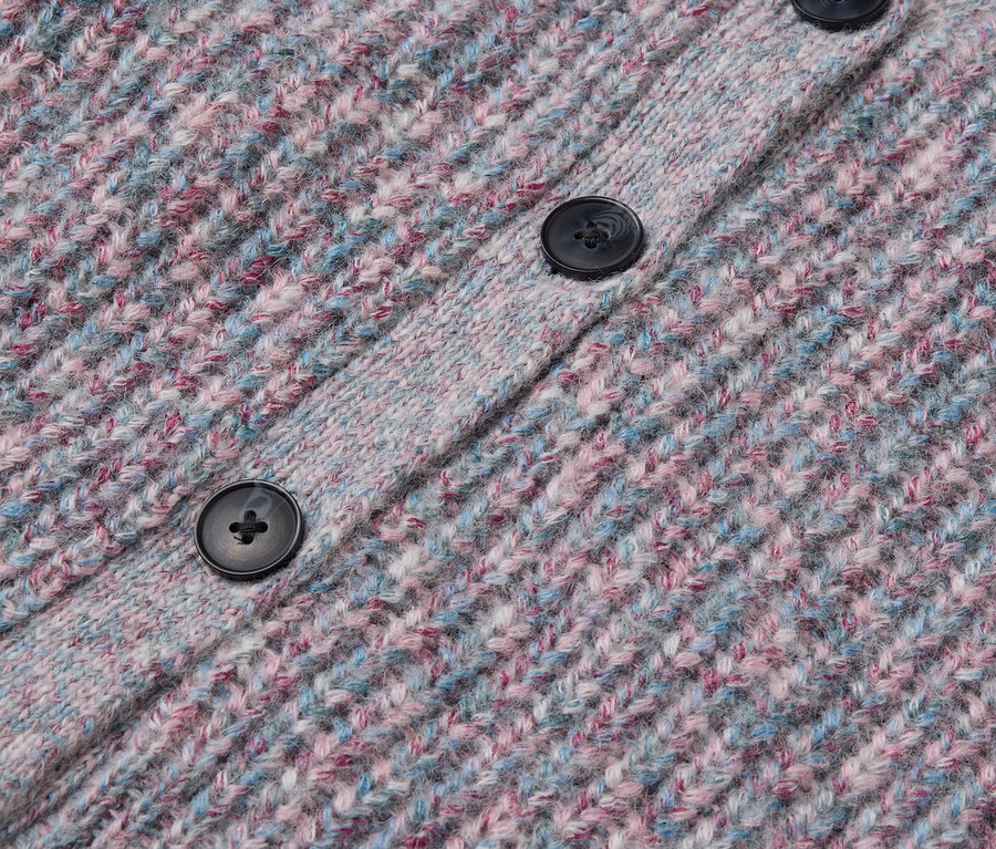 Gros plan sur une veste en maille pour enfant avec de la laine certifiée RWS, avec des boutons.
