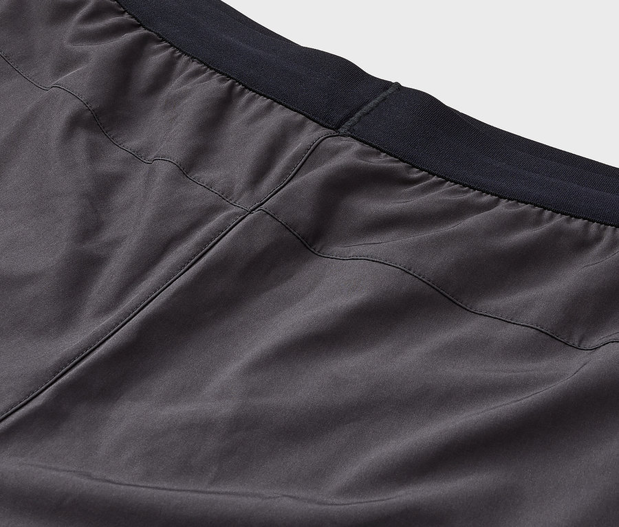 Gros plan sur un short gris avec une ceinture noire.