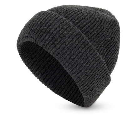 Gros plan d'un bonnet tricoté noir sur fond blanc.
