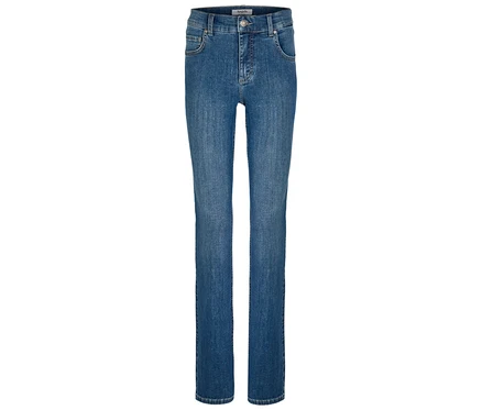 Un jean bleu coupe droite.