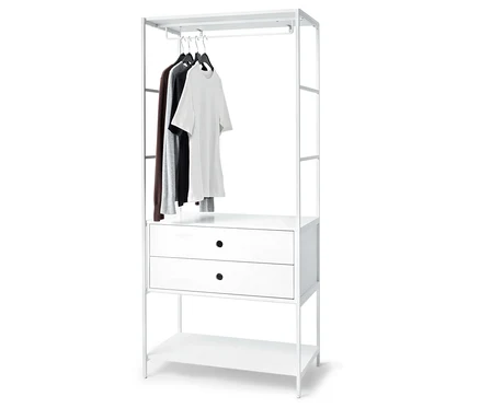 Portant à vêtements blanc avec deux tiroirs et trois cintres avec des vêtements.