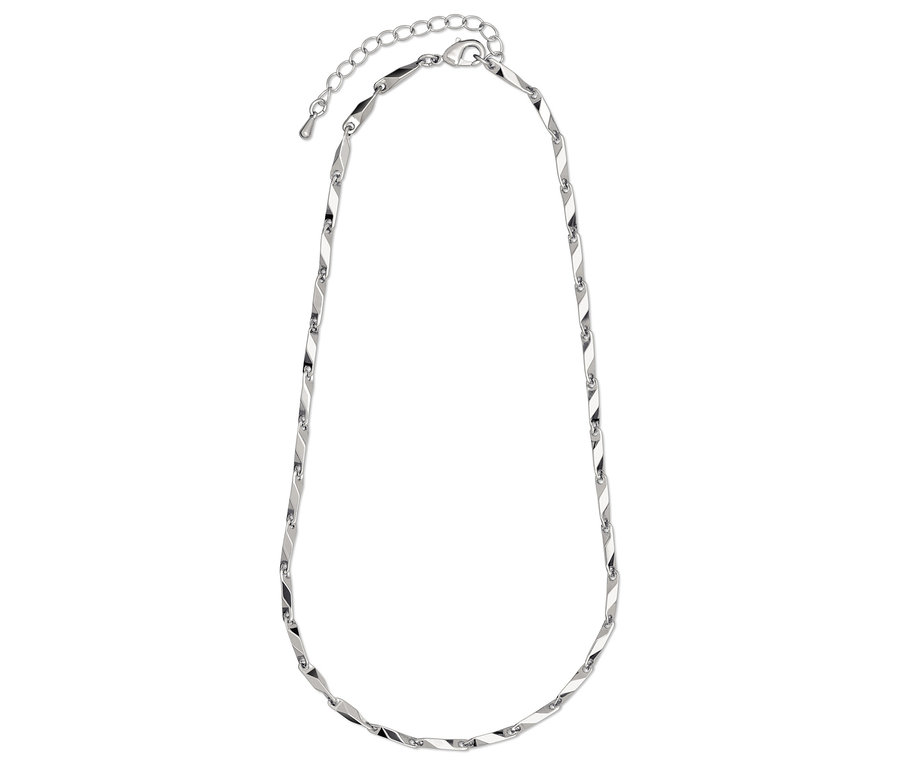 Un collier argenté avec un design torsadé est posé sur un fond blanc.