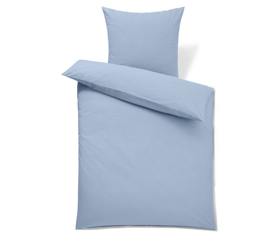 Linge de lit bleu clair avec oreiller et couette.