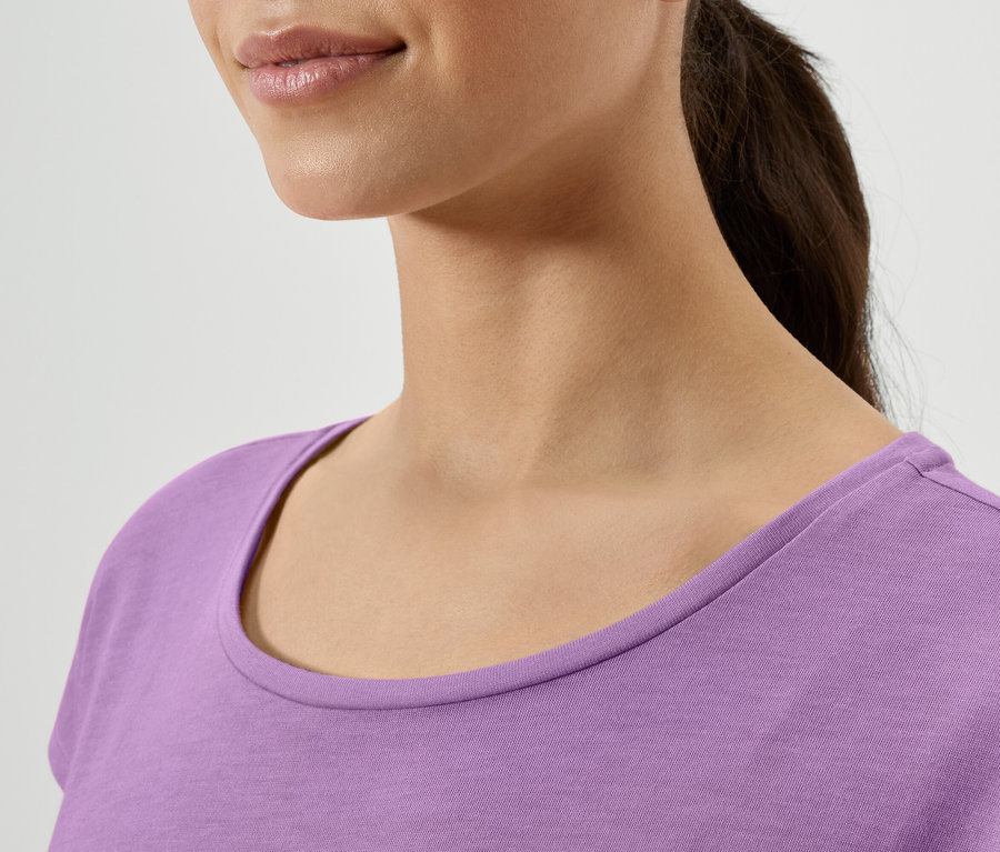 Gros plan du cou d'une femme portant un t-shirt violet.