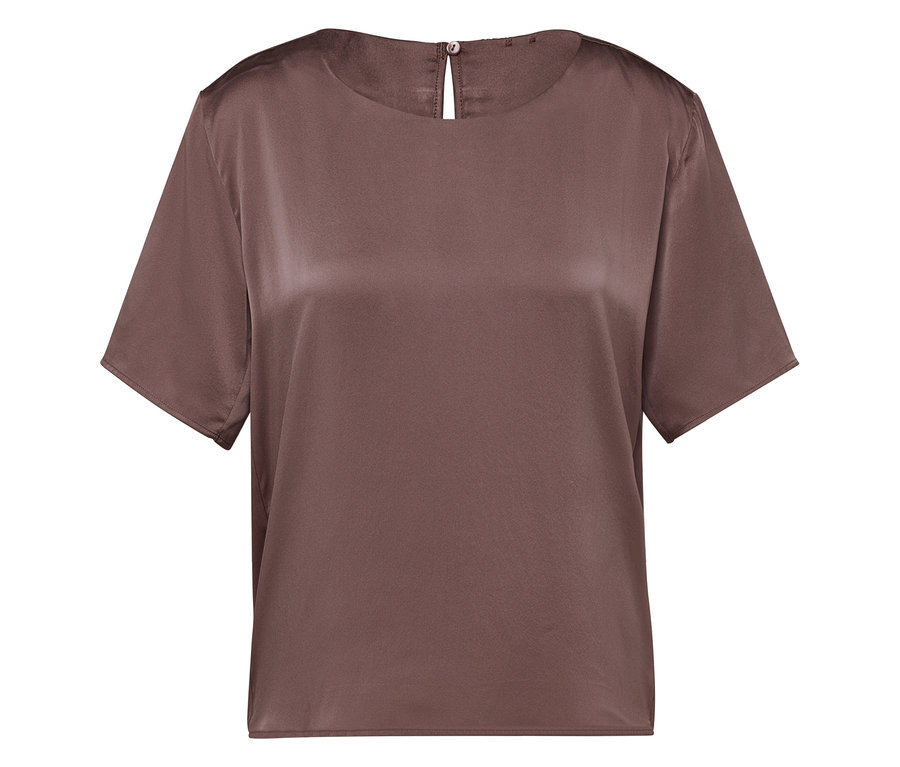 Chemisier marron satiné à manches courtes.