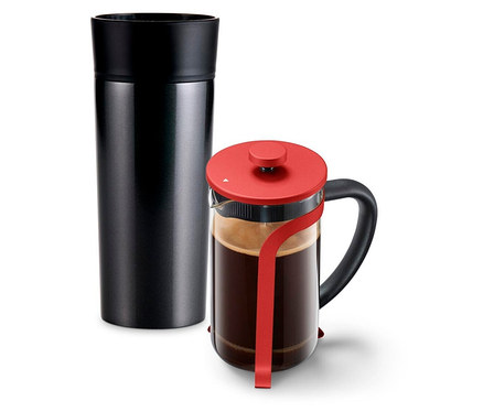 Gobelet isotherme noir à côté d'une presse française avec couvercle rouge, faisant partie du set cadeau "Amour-To-Go".