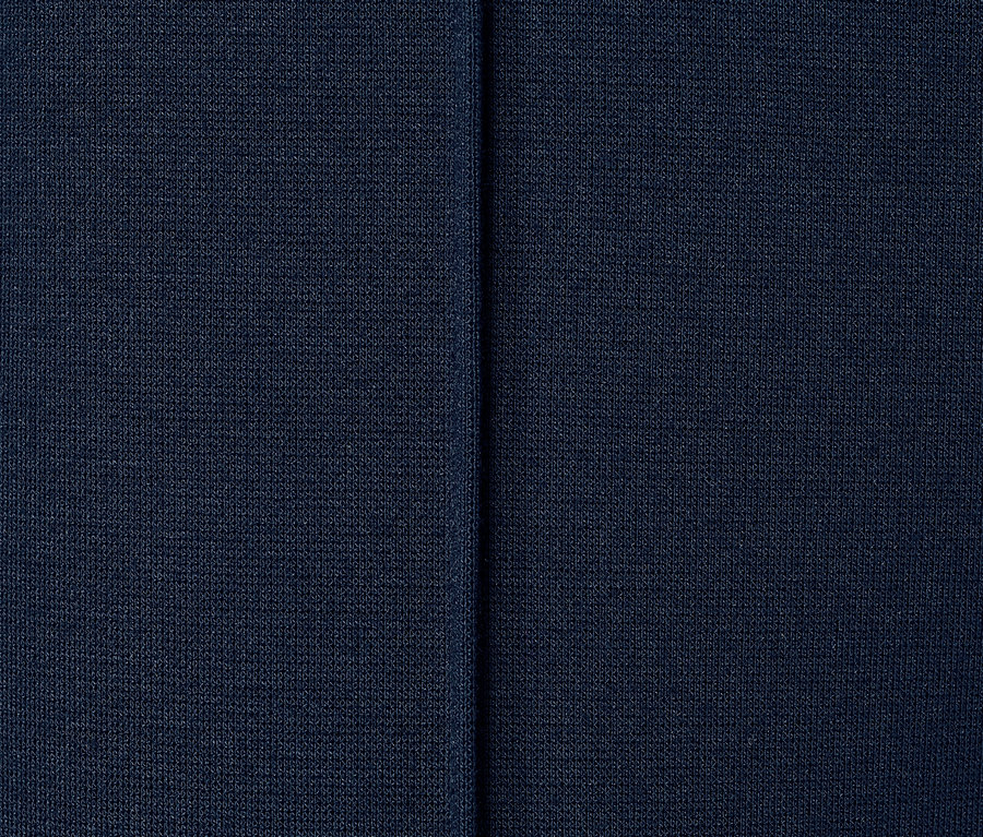 Détail d'un pantalon de jogging bleu marine avec nervure.