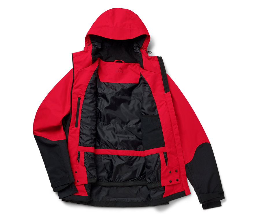 Veste à capuche rouge et noire ouverte avec doublure intérieure noire.