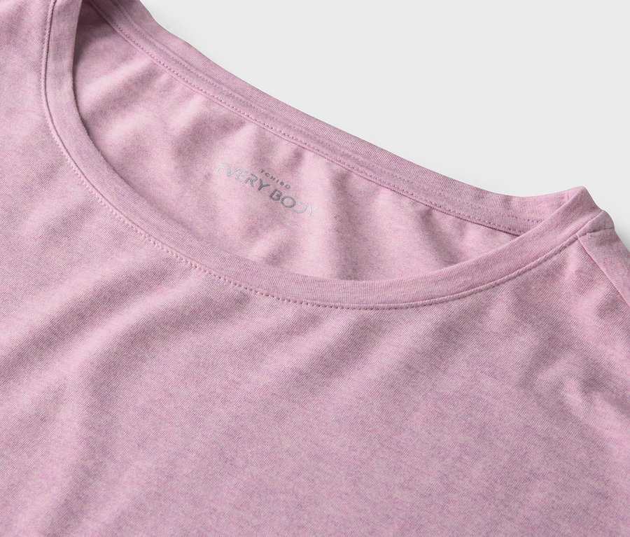 Gros plan sur un t-shirt rose à encolure ras du cou.