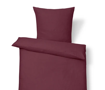 Linge de lit en lin couleur baie de taille standard avec oreiller sur le dessus.