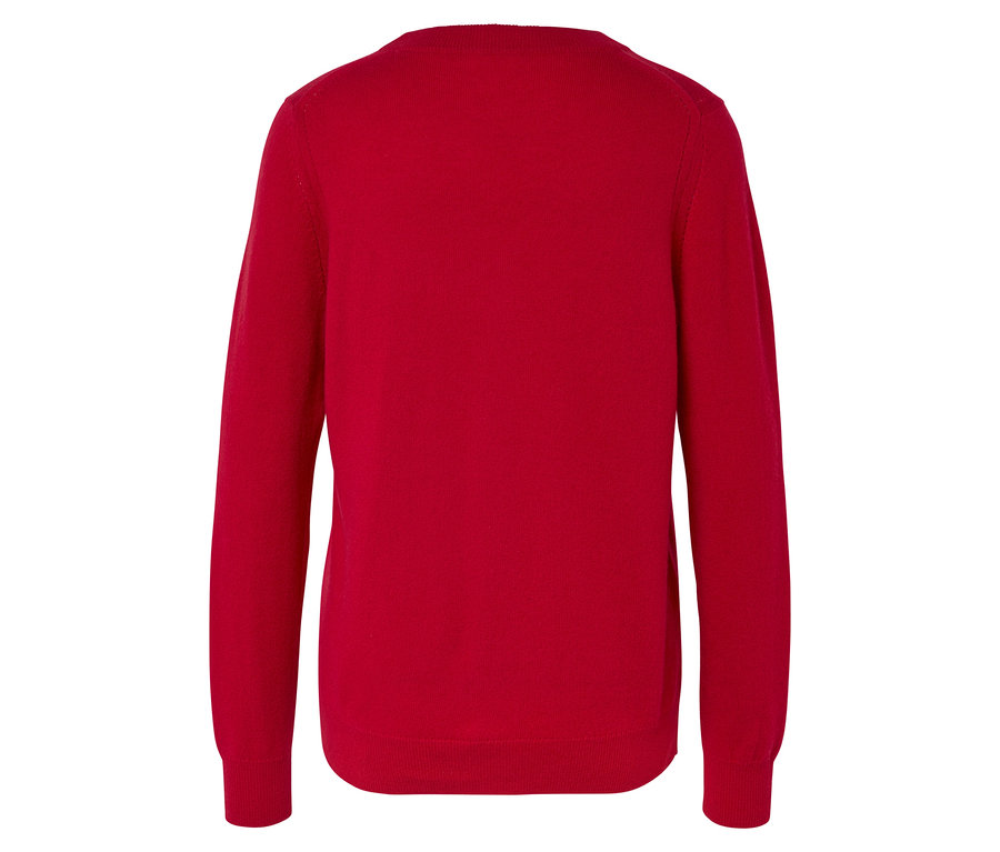 Pull rouge à manches longues.