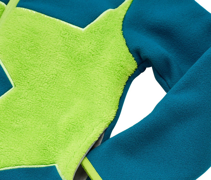 Détail d'une veste polaire bleu-vert avec une manche.