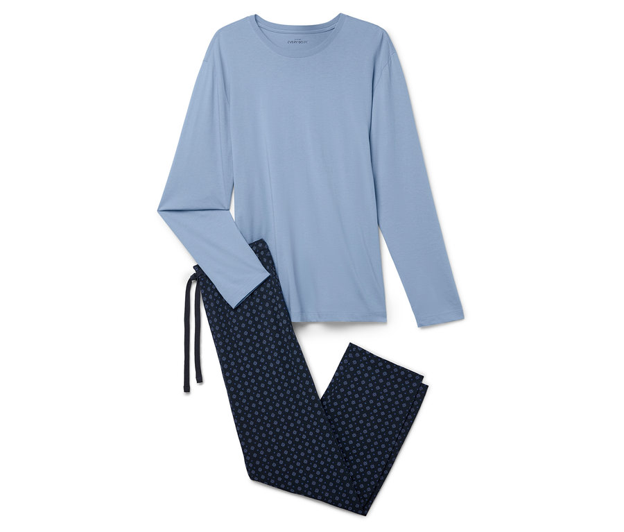Un haut à manches longues bleu clair et un pantalon de pyjama bleu marine à motifs floraux reposent sur un fond blanc.