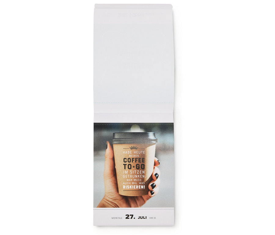 Une main tient une tasse à café en carton avec l'inscription Coffee to go.