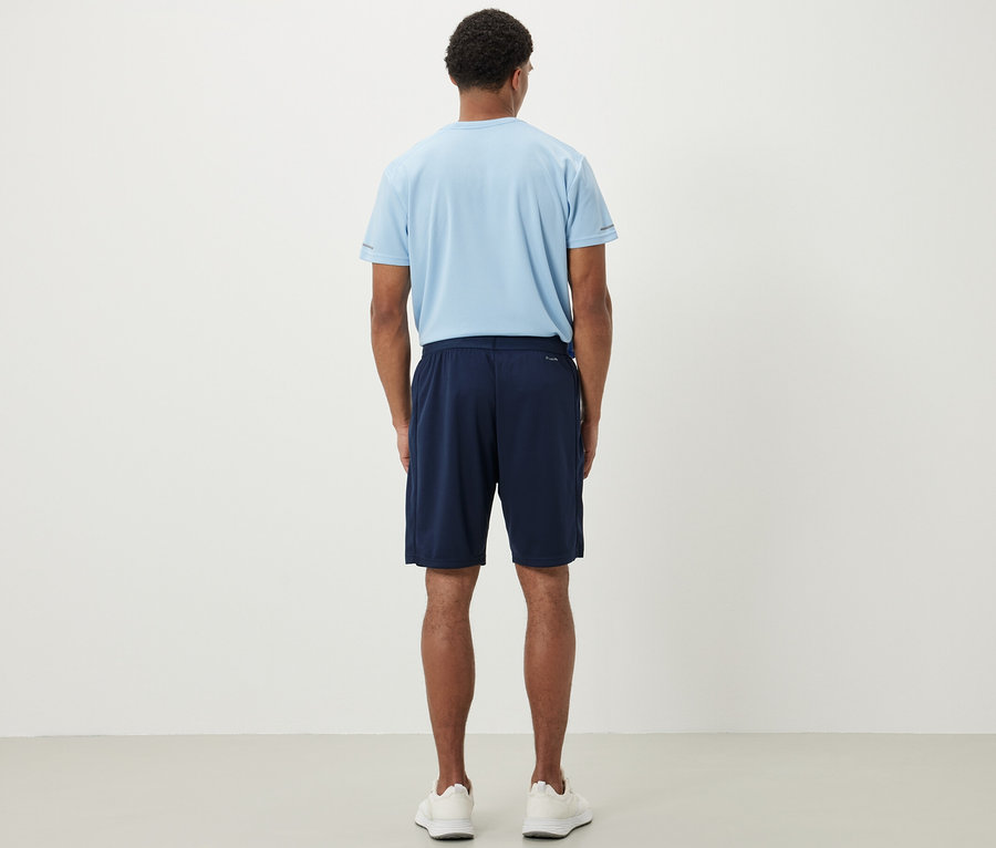 Un homme portant un short de sport.