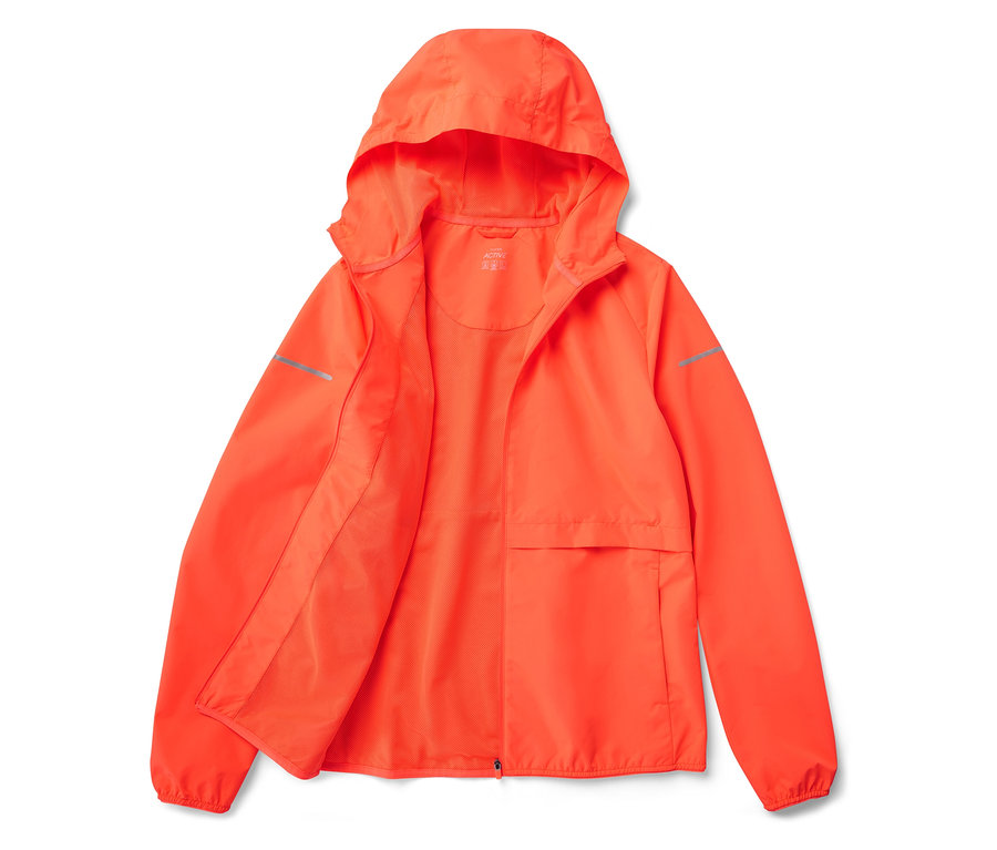 Une veste à capuche orange ouverte, posée sur un fond blanc.