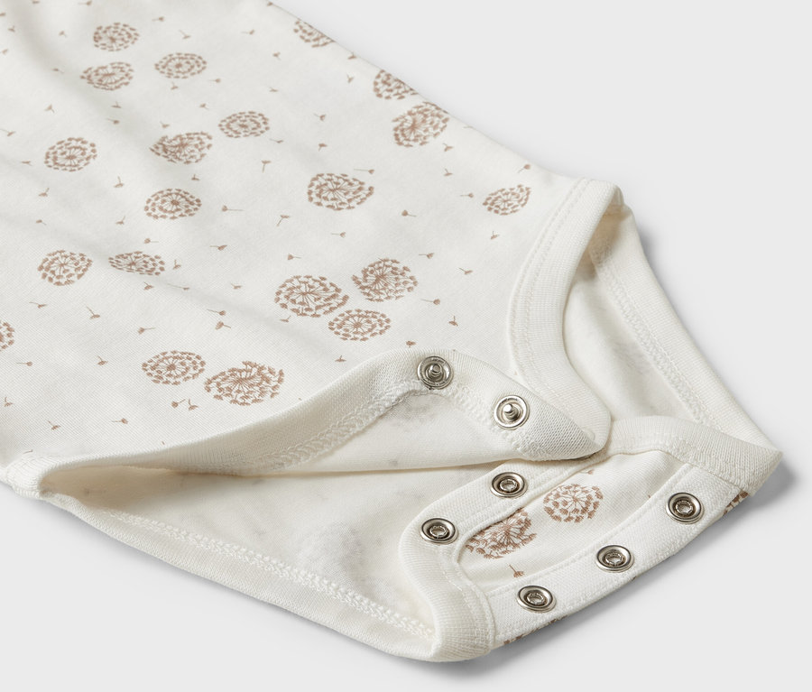 Gros plan sur un body à manches courtes pour bébé en coton blanc avec un imprimé de pissenlits, lot de 5.