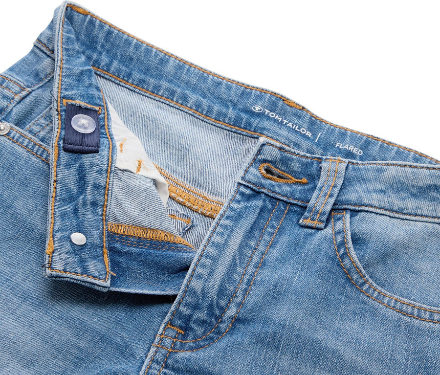 Vue détaillée d'un jean Tom Tailor bleu clair avec une jambe évasée et une ceinture ouverte.