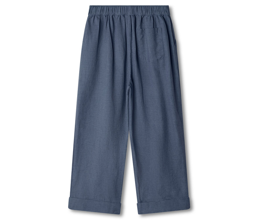 Un pantalon bleu sur un fond blanc.