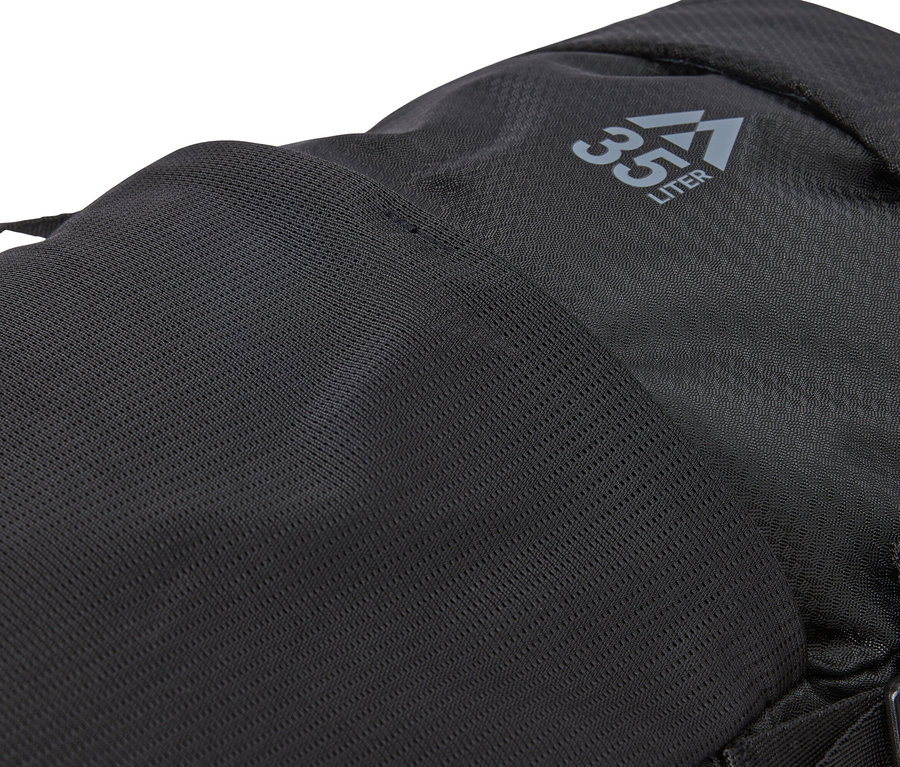 Gros plan d'un sac à dos noir de 35 litres avec l'inscription '35 LITER'.