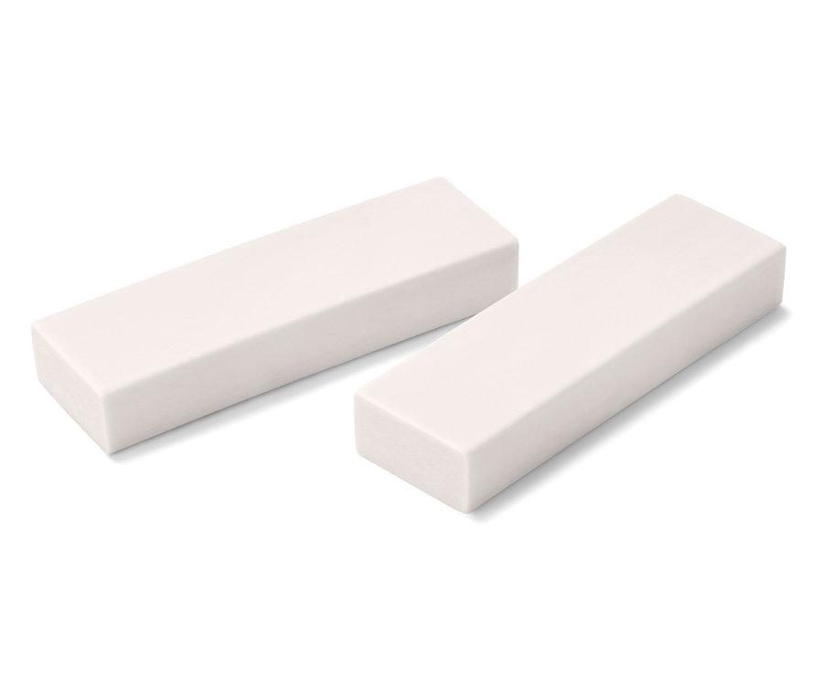 Deux gommes rectangulaires blanches sur fond blanc.