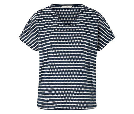 Un t-shirt bleu et blanc rayé avec un col en V posé sur un fond blanc.