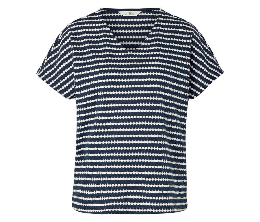 Un t-shirt bleu et blanc rayé avec un col en V posé sur un fond blanc.