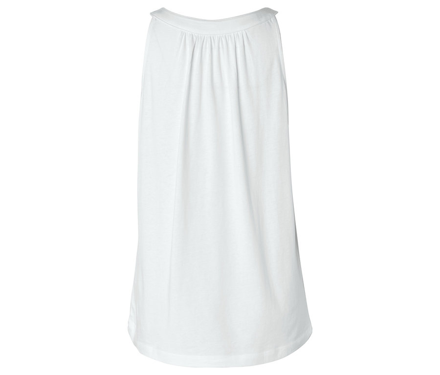 Robe blanche sans manches jusqu'aux genoux.