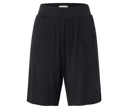 Shorts noirs sur fond blanc.