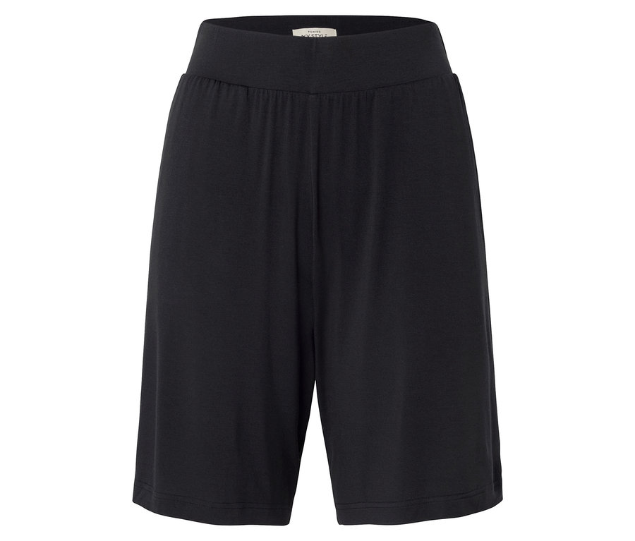 Shorts noirs sur fond blanc.