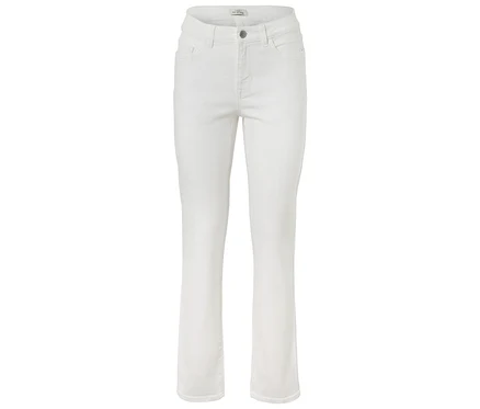 Un jean blanc posé sur un fond blanc.