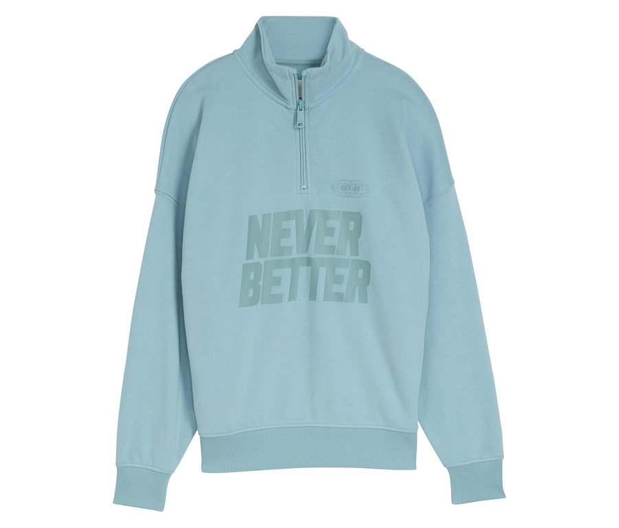 Sweat-shirt bleu clair avec fermeture éclair et inscription « Never Better ».