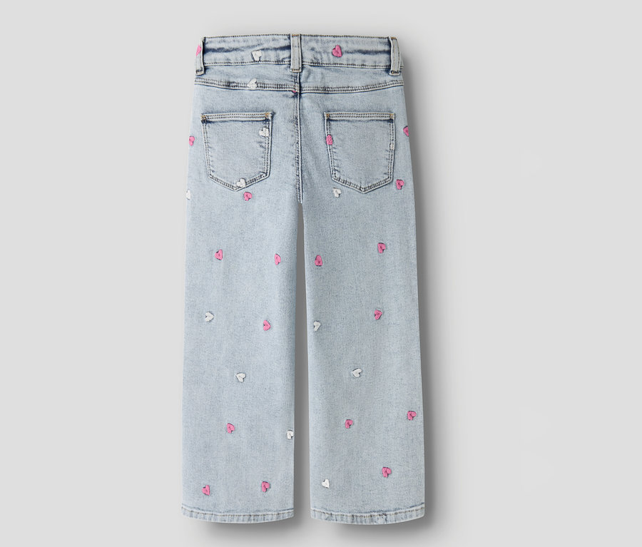 Vue arrière d'un jean Wide Leg NAME IT bleu clair avec des petits cœurs roses et blancs.
