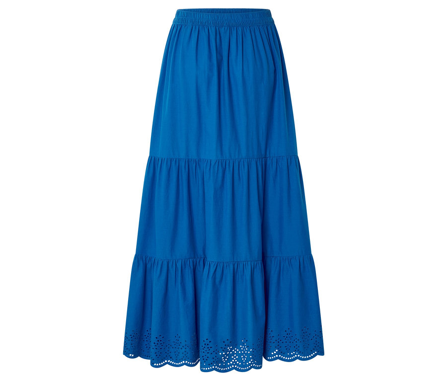 Gros plan sur une jupe tissée bleue à broderie ajourée avec un look étagé.