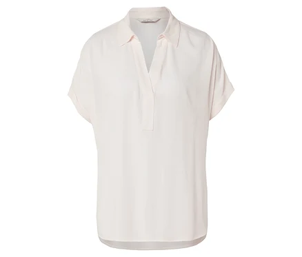Blouse rose clair à manches courtes avec col et encolure en V.