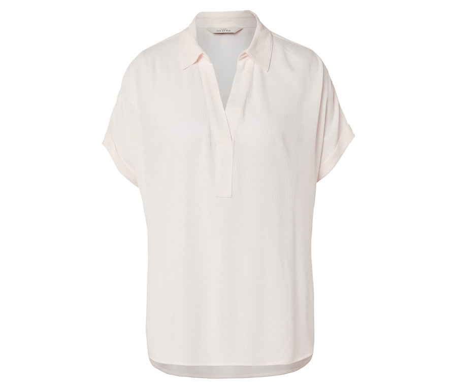 Blouse rose clair à manches courtes avec col et encolure en V.