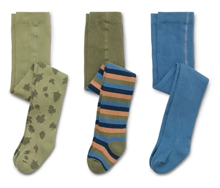 Trois paires de collants sont posées sur un fond blanc. Une paire est vert olive avec un motif de feuilles, une rayée et une bleue.