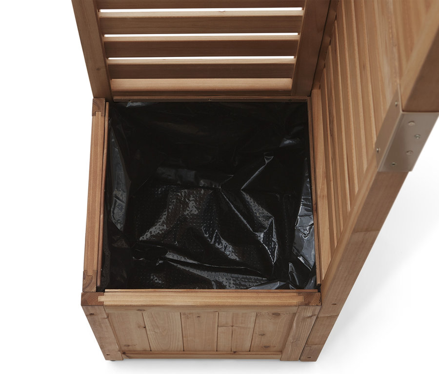Vue à l'intérieur d'une jardinière en bois avec une doublure en plastique noir.