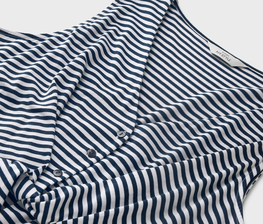 Gros plan d'une robe rayée bleu et blanc avec des boutons et une étiquette 'MY STYLE'.
