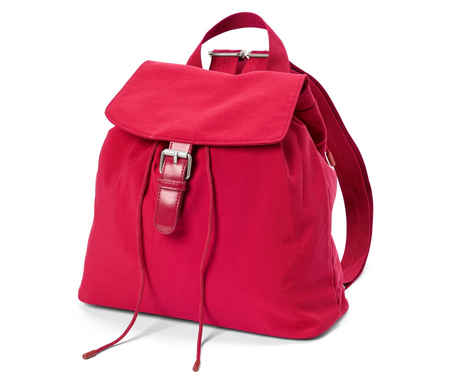 Un sac à dos rouge avec rabat et fermeture à boucle posé sur un fond blanc.