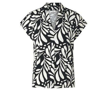 Chemise à manches courtes noire et blanche avec motif de feuilles et de points.